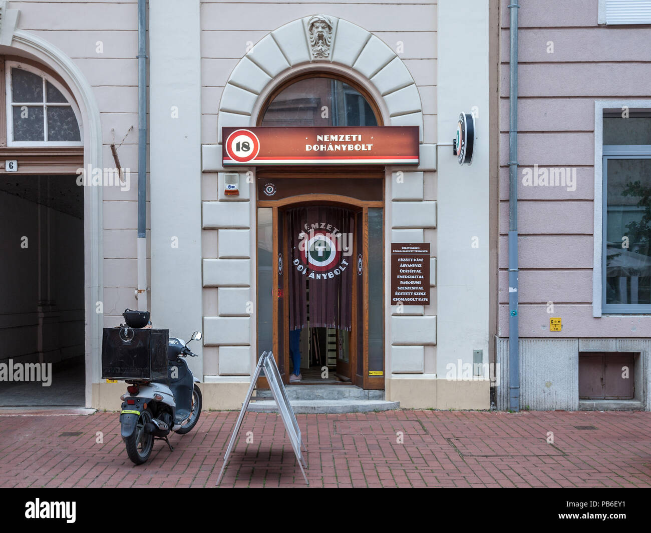 SZEGED, UNGARN - Juli 4, 2018: Eingang eines ungarischen Tabakladen, auch bekannt als Nemzeti Dohanybolt, mit seinen Standards Farben und Design, in der CE Stockfoto