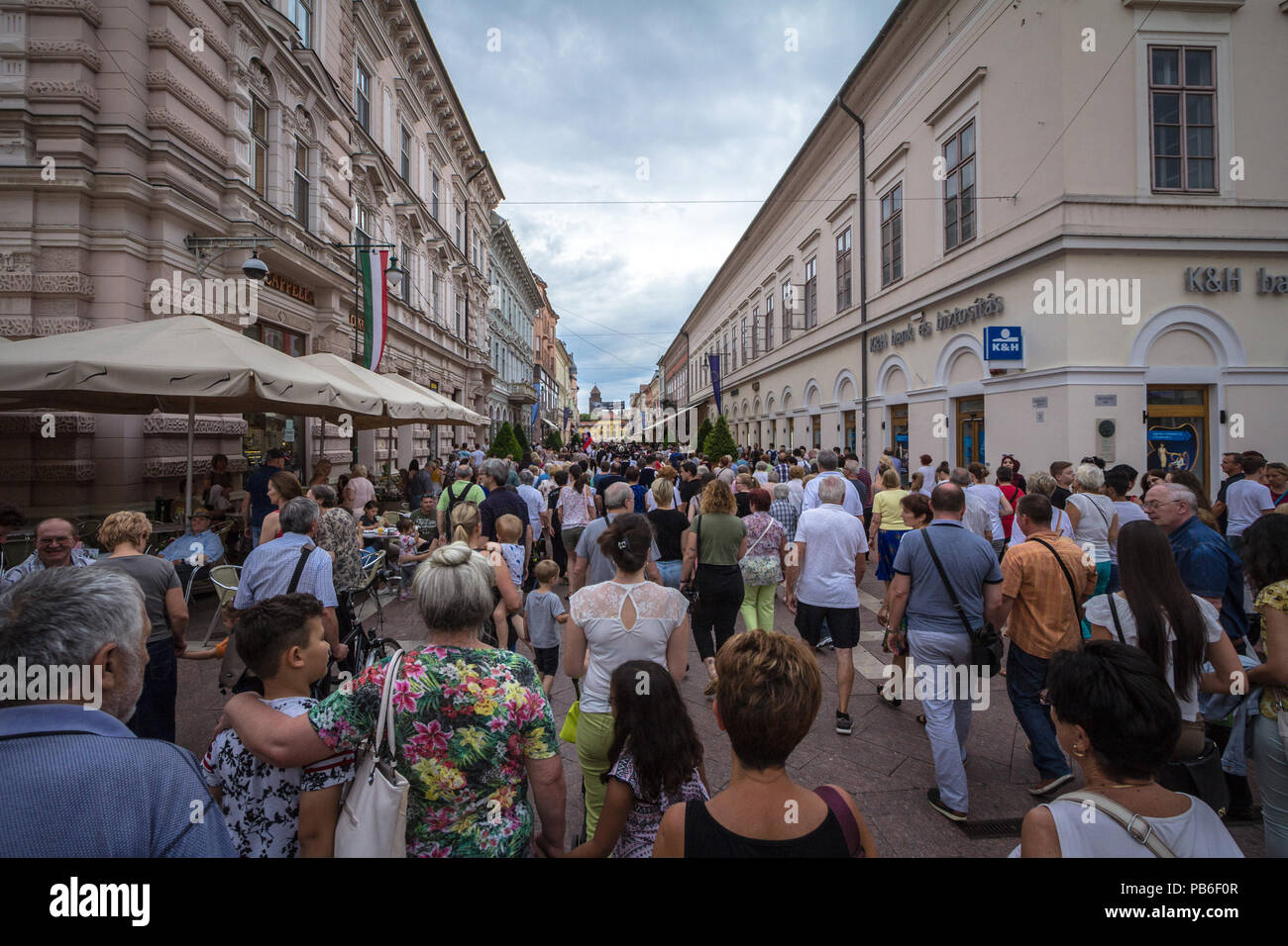 SZEGED, UNGARN - Juli 4, 2018: Straße von Szeged Zentrum bei einem bewölkten Nachmittag voll. Szeged ist die größte Stadt im südlichen Ungarn Bild Stockfoto