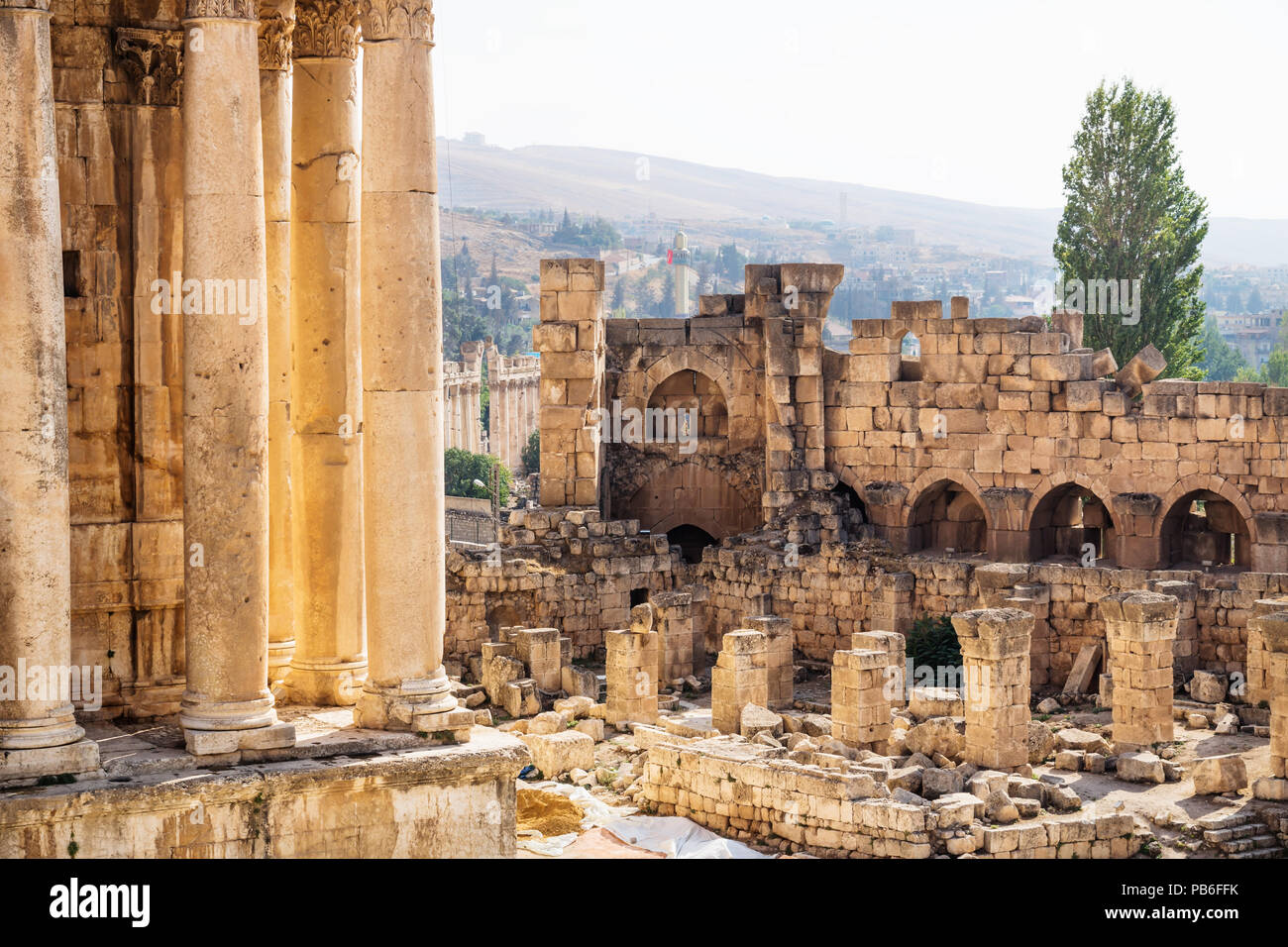 Römische Ruinen mit Anti-libanon Gebirge im Hintergrund an einem sonnigen Tag, Baalbek, Libanon Stockfoto