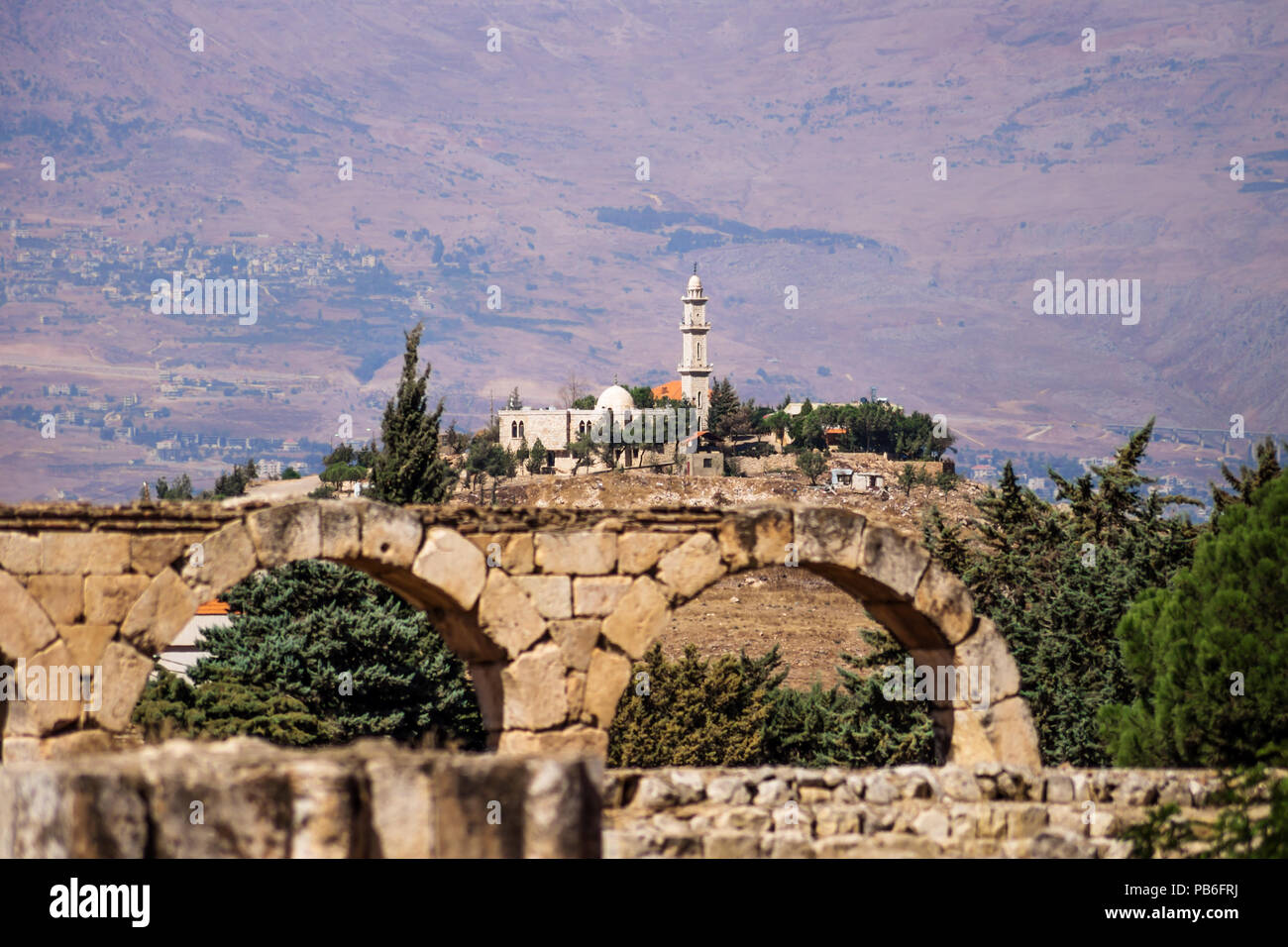 Moschee auf einem Hügel aus der Dynastie der Omaijaden Ruinen mit Bergen im Hintergrund an einem sonnigen Tag an der Anjar, Bekaa-tal, Libanon Stockfoto