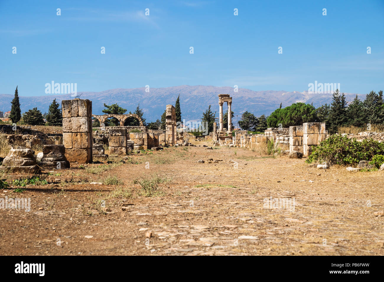 Bleibt der Straße in der Umayyaden Stadt Ruinen in Anjar mit Bergen, Bekaa-tal, Libanon Stockfoto