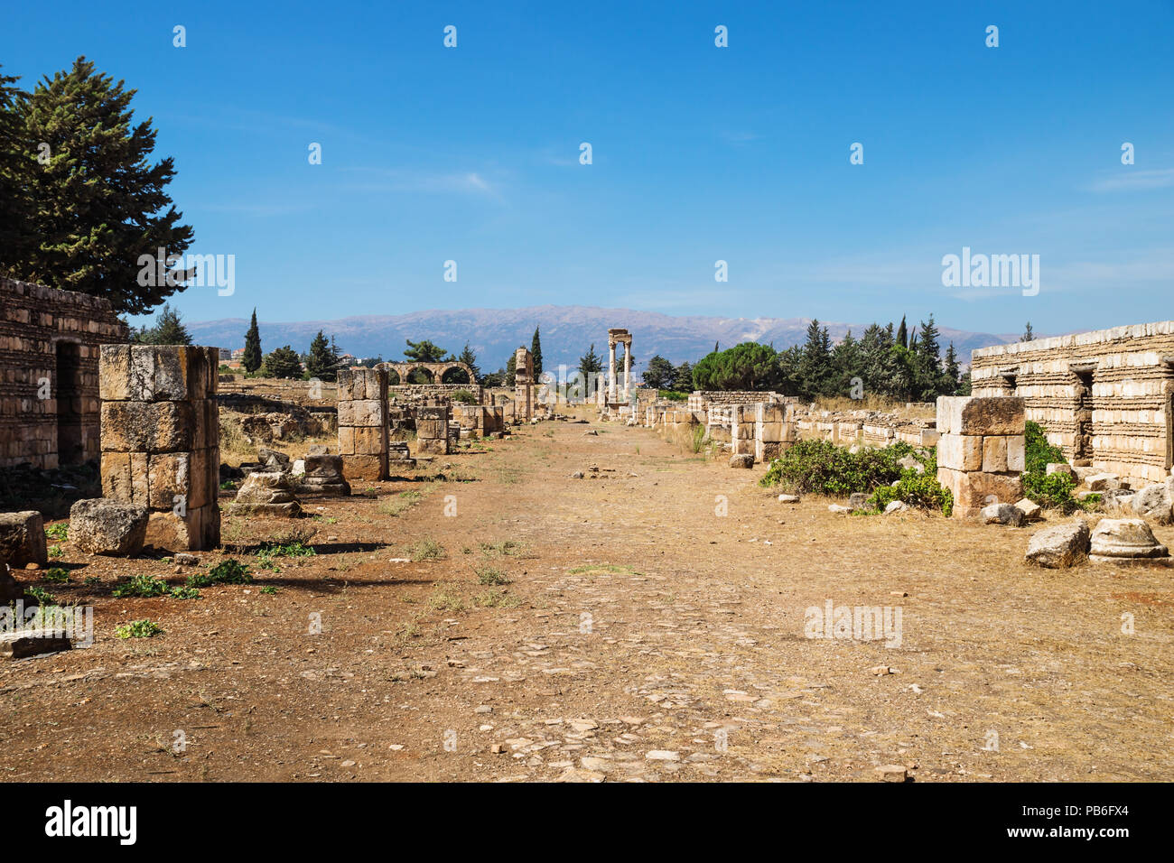 Der umayyaden Stadt Ruinen in Anjar mit Bergen, Bekaa-tal, Libanon Stockfoto