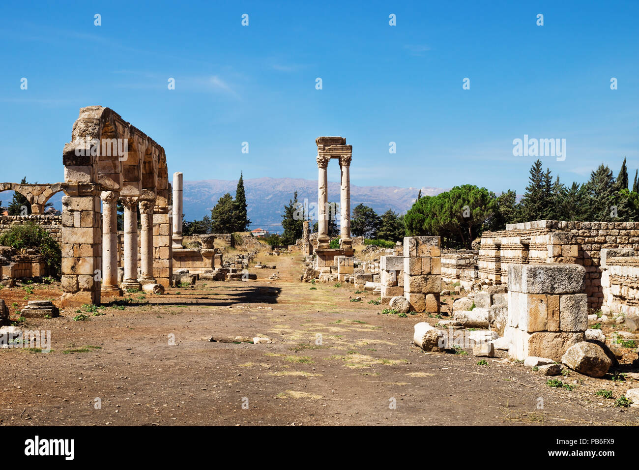 Spalten in der Umayyaden Stadt Ruinen in Anjar mit Bergen, Bekaa-tal, Libanon Stockfoto