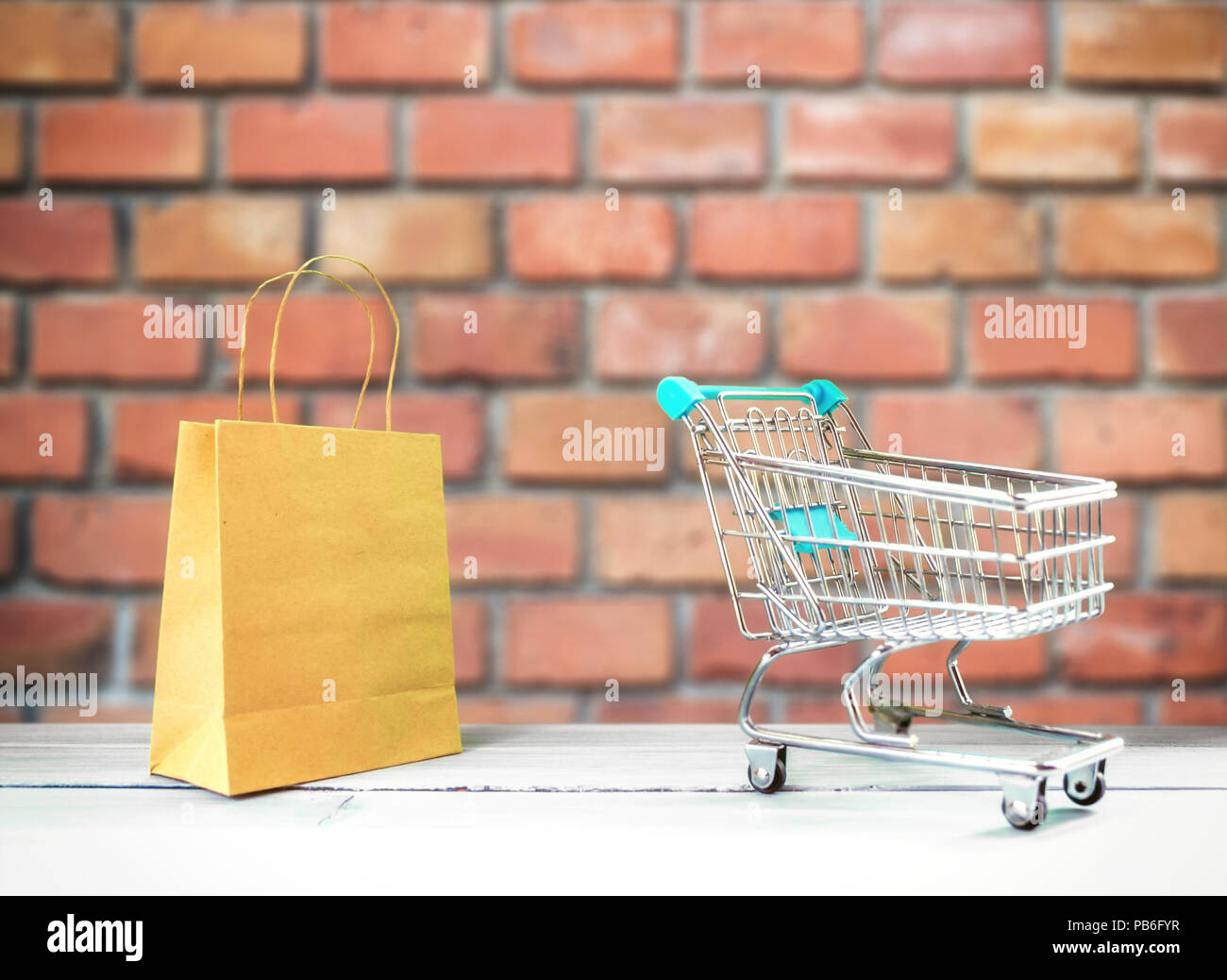 Papier Einkaufstuten Und Warenkorb Auf Holz Tisch Auf Stein Hintergrund Konzept Online Einkaufen Stockfotografie Alamy