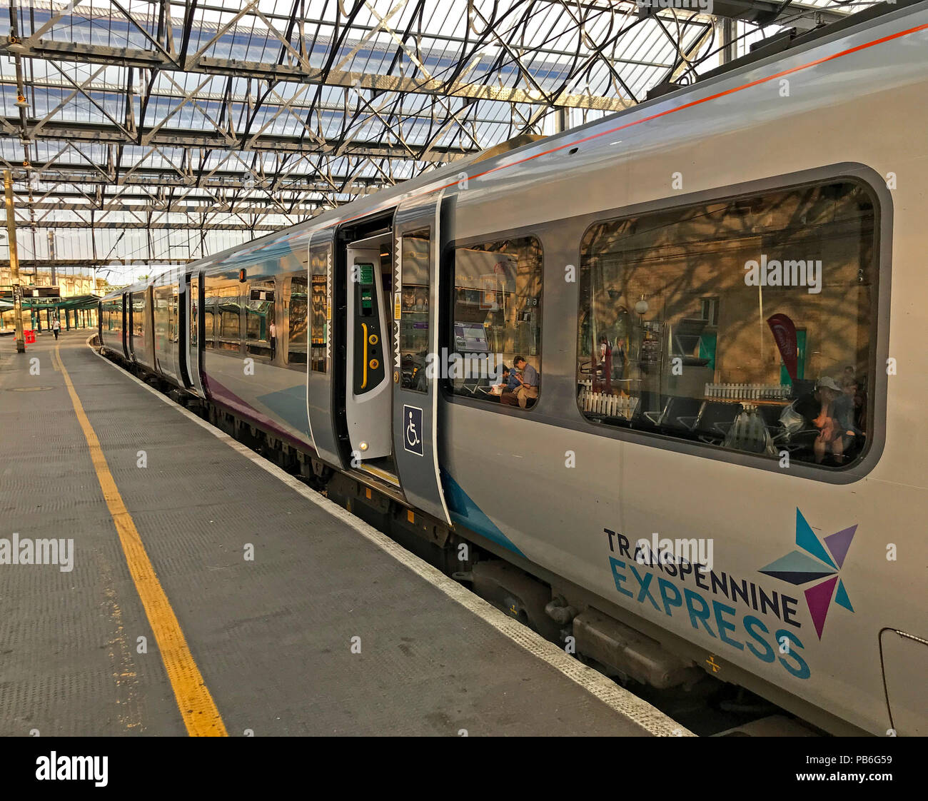 TransPennine Express Zug, Bahnsteig 4, Carlisle railway station, Cumbria, England, Großbritannien Stockfoto