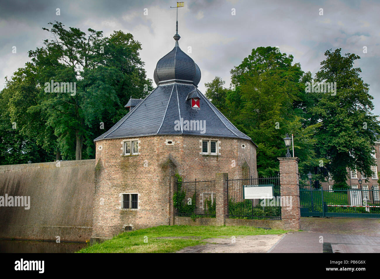 Zwiebel gewölbte Wassertor Bereich des Kasteel Van Breda oder Breda Burg, heute die Royal Military Academy, in Breda, Niederlande, Europa Stockfoto