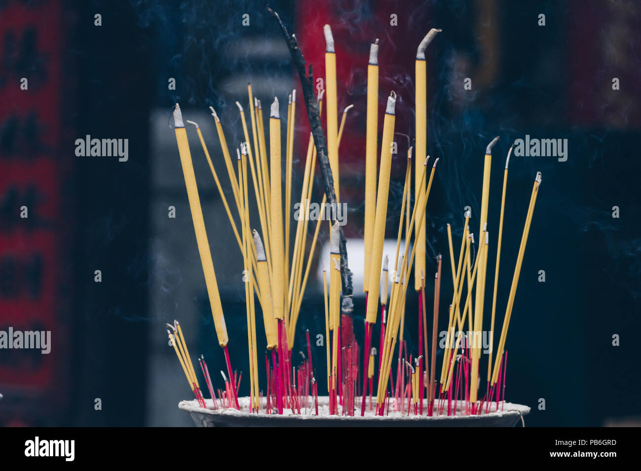 Räucherstäbchen auf dem Joss Stick Topf Brennen und Rauch für Beten im Buddhismus Leben. Stockfoto