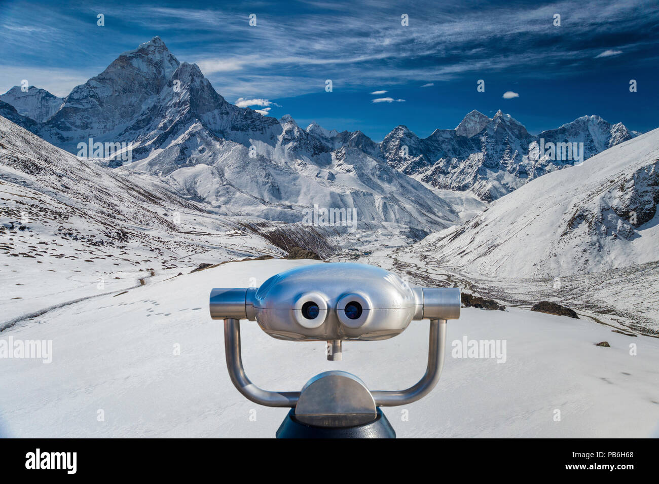Öffentliche Fernglas vor einem Blick auf Berggipfel in der Everest Region, Nepal (Montage). Stockfoto