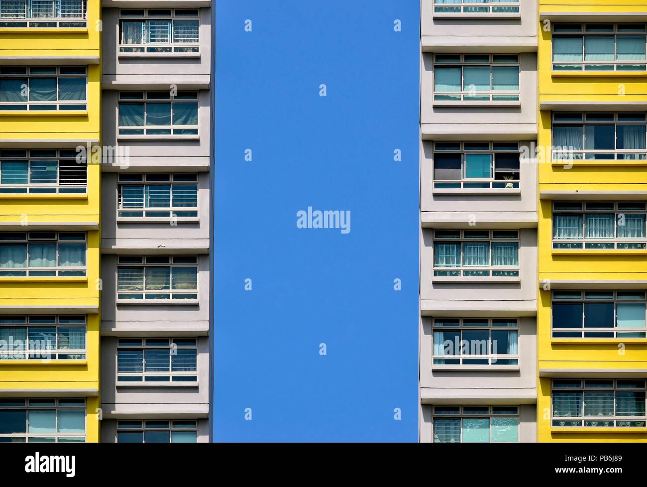 Zwei Wohntürme von blauen Himmel mit kräftigen Farben und architektonischen Details getrennt als abstrakter Hintergrund mit Platz für Kopie Stockfoto