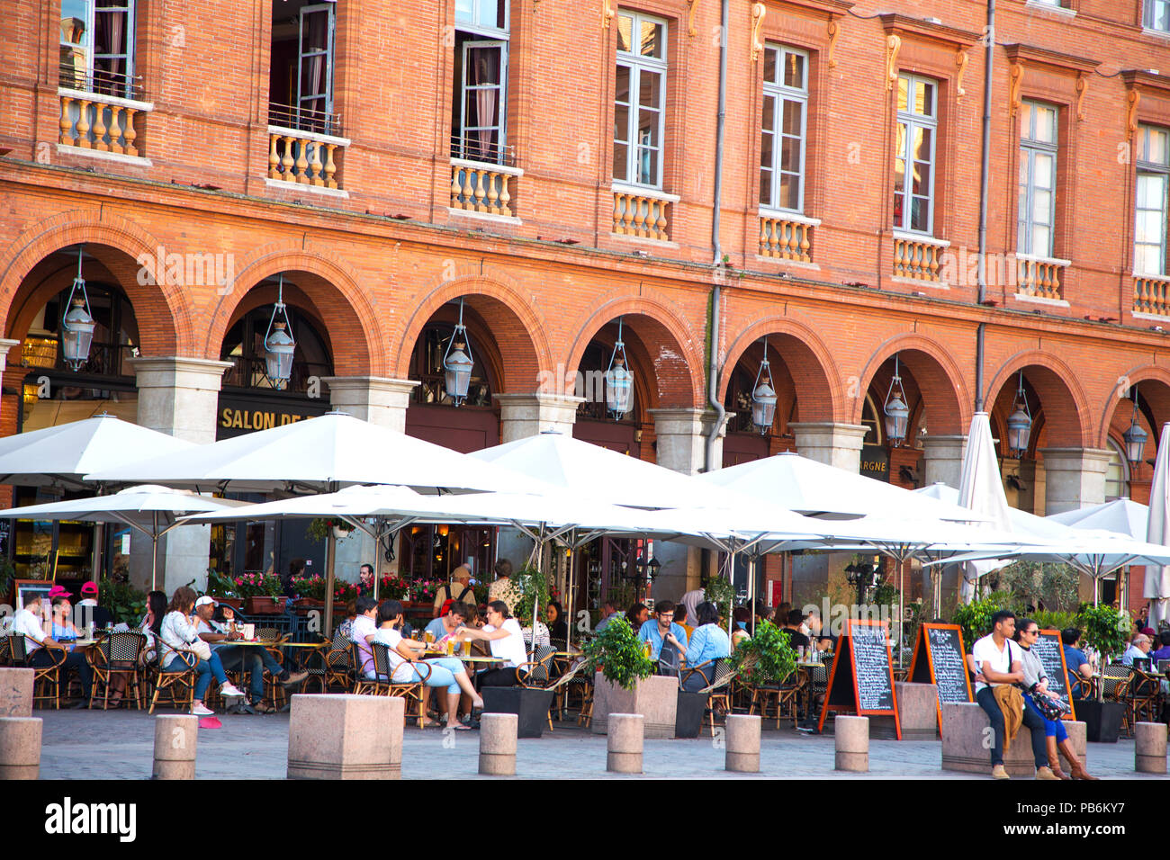 Cafés und Restaurants in der Place du Capitol in Toulouse Frankreich Stockfoto