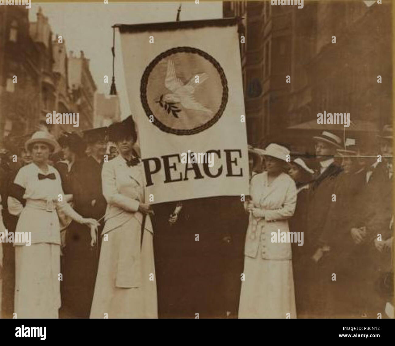 Englisch: Wahlrecht der Frauen. [Frieden banner]. [1912-1915] 1175 Friedenstaube  banner Stockfotografie - Alamy