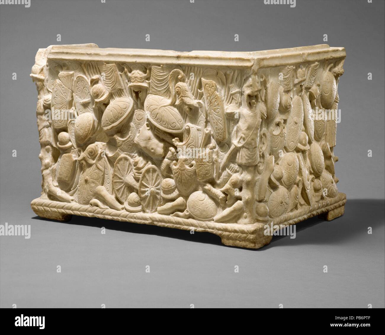 Marmor Fragment eines cinerary urn. Kultur: Roman. Abmessungen: H.10 cm. (27,3 cm), Breite: 9 cm. (24,8 cm); Tiefe 1 1/2 in. (3,8 cm). Datum: 1. Halbjahr 1. Jh. N.CHR.. Das Fragment ist Teil der cinerary Urne, 2002.297, und hat an der Seite neu befestigt worden. Diese Römische cinerary urn ist sehr ungewöhnlich, dass die Beute des Krieges als das wichtigste Thema. Trotz der fragmentarische Charakter des Stücks, die Trophäen und die Stapel von Waffen und Rüstungen, der Rückseite und den Seiten der geradlinige Cover sind sehr auffällig sowohl in der Detail- und Komposition. Die Panels sind Vertreter von hoher Qualität Stockfoto