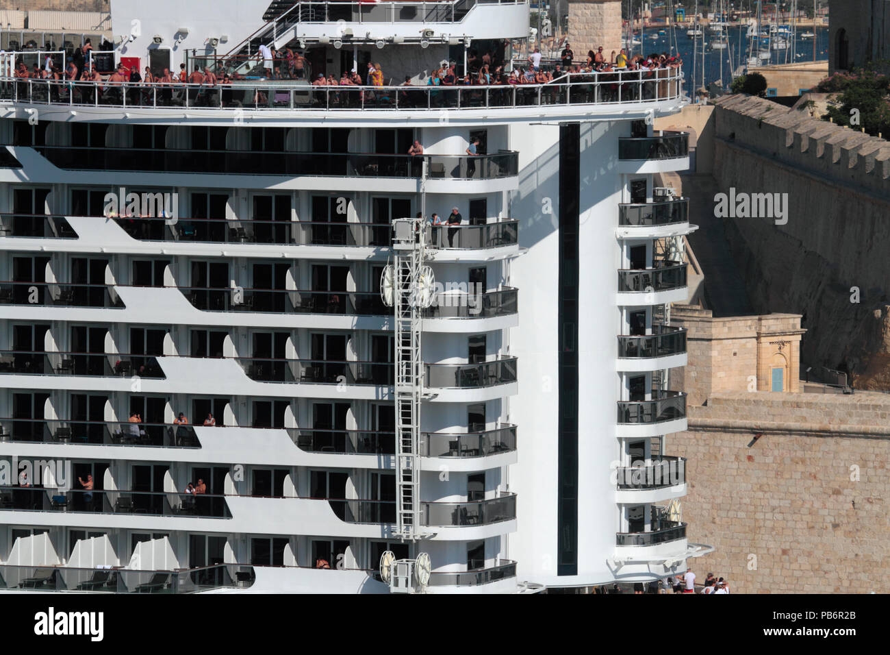 Leute auf dem Heck des Kreuzfahrtschiff MSC Seaview beim Abflug von Malta. Neun Ebenen sichtbar sind, illustrieren die Größe der modernen Kreuzfahrtschiffe. Stockfoto