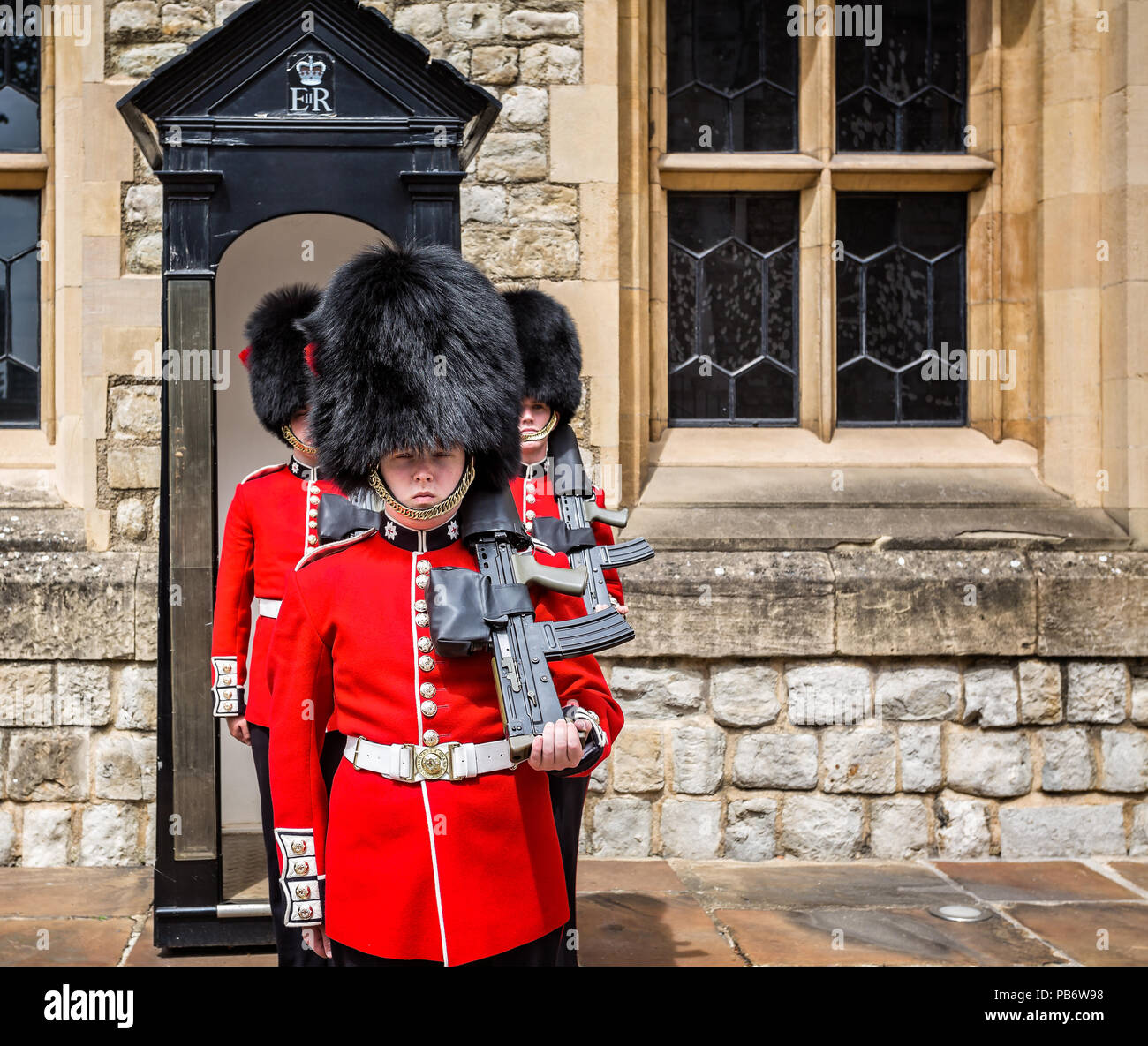 Gardisten in Bärenfellmütze Hüte im Tower of London, London, Großbritannien am 8. Juli 2017 getroffen Stockfoto