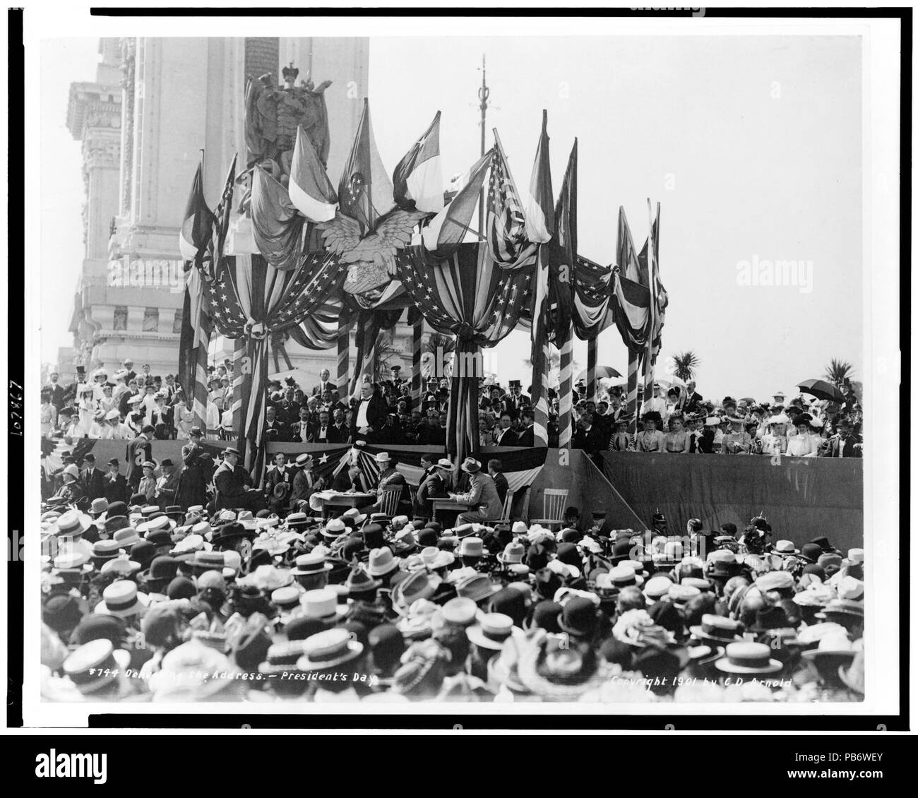 . "Die Lissabon-Strategie realisieren die Adresse - President's Day" zeigt eine Adresse durch US-Präsident William McKinley bei den Panamerikanischen Ausstellung in Buffalo, New York am Tag vor seiner Ermordung. Menge schossen auf die Präsidentschaftswahlen Pavillon. McKinley steht hatless, einen Tuxedo, halten Rede stellt in seiner linken Hand. 1901 (5) September 1011 Letzte Adresse McKinley's Breite Stockfoto . "Die Lissabon-Strategie realisieren die Adresse - President's Day" zeigt eine Adresse durch US-Präsident William McKinley bei den Panamerikanischen Ausstellung in Buffalo, New York am Tag vor seiner Ermordung. Menge schossen auf die Präsidentschaftswahlen Pavillon. McKinley steht hatless, einen Tuxedo, halten Rede stellt in seiner linken Hand. 1901 (5) September 1011 Letzte Adresse McKinley's Breite Stockfoto