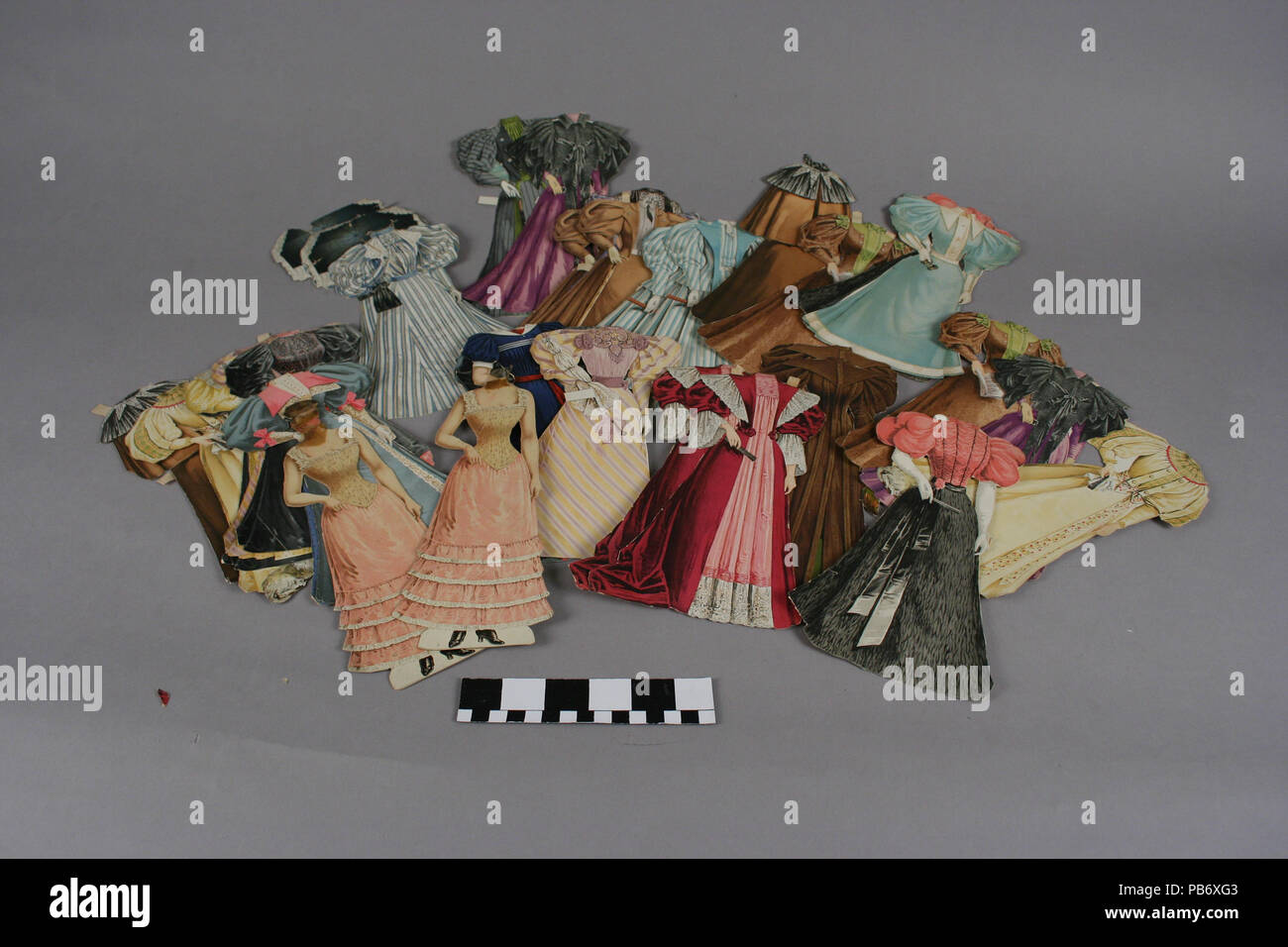 . Englisch: Festlegen der Jahrhundertwende Papier Puppen und Kleidung. Zwei Paper Dolls und 36 Kleidungsstücke für viele Gelegenheiten. Lithographiertes Bilder. Titel: Einstellen der Jahrhundertwende Paper Dolls. ca. 1900 1309 Satz von der Jahrhundertwende Paper Dolls Stockfoto