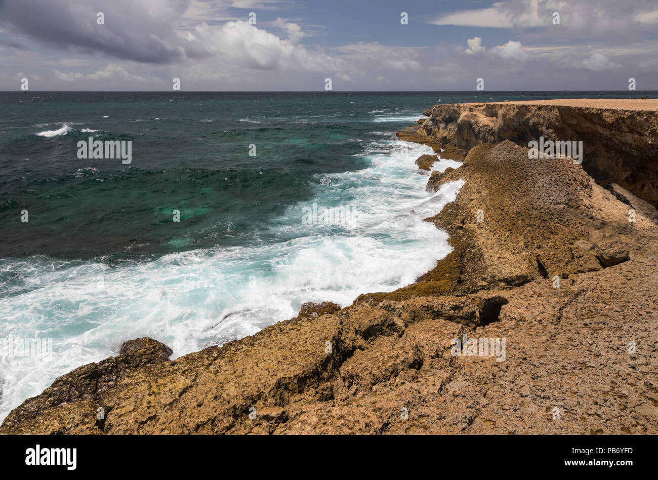 Ozean Wellen, die in den felsigen Küste der Nationalpark "Arikok", Aruba, Karibik Stockfoto