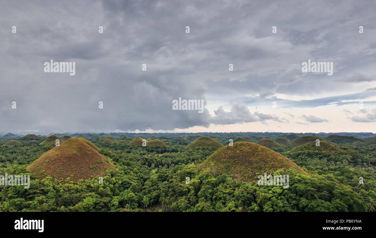 Chocolate Hills geologische Formation - rollenden Gelände der haycock Hügel - Kegelförmige Kalkstein Hügel Gras bedeckt - es taucht Chocolate Brown in der DR Stockfoto