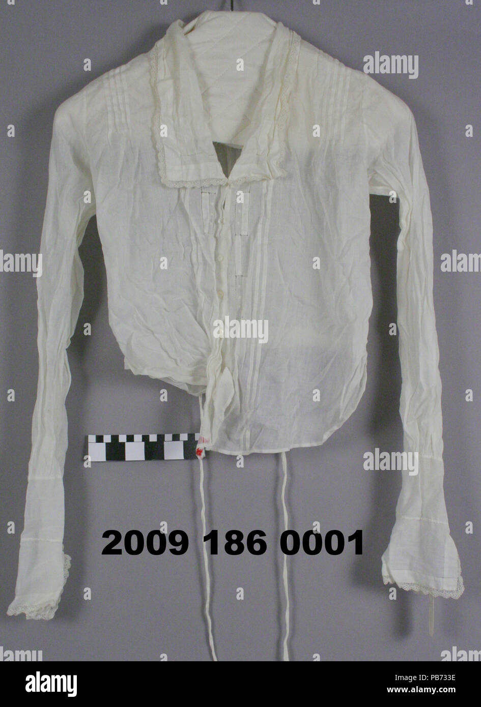 1851 Weiße Baumwolle Bluse mit Spitze Stockfoto