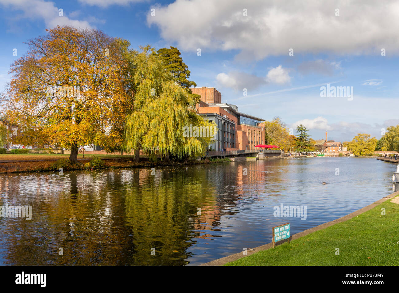 RSC-Theater Blick aus über den Fluss in Stratford-upon-Avon. Stockfoto