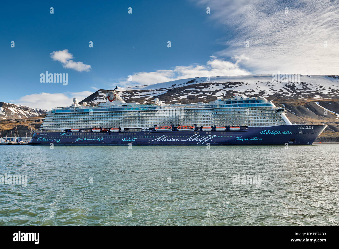 Riesiges Kreuzfahrtschiff im Hafen von Longyearbyen, Svalbard oder Spitzbergen, Europa Stockfoto