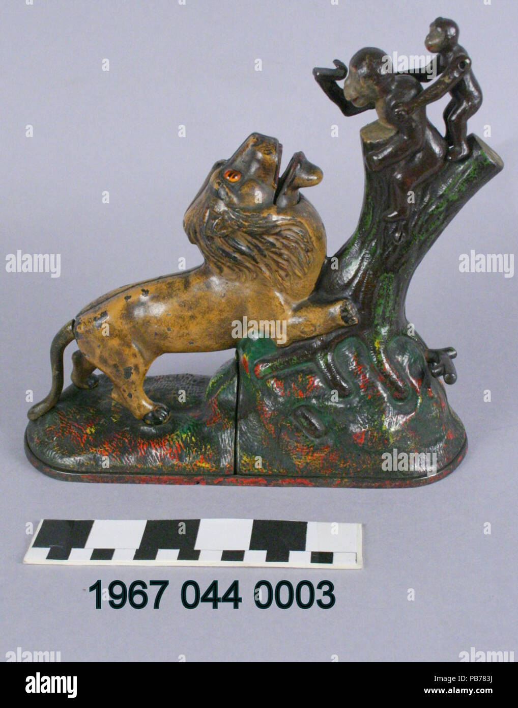 924 Löwen und zwei Affen mechanische Coin Bank Stockfoto