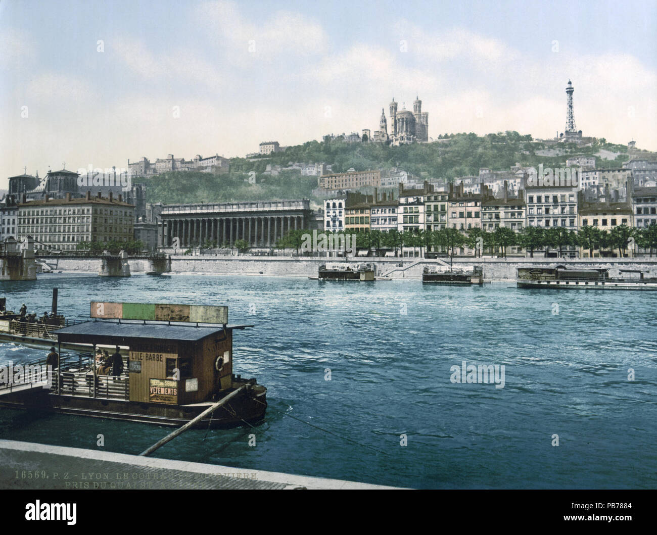 . Englisch: Der Hügel von Fourvière aus St. Antoine Quay, Lyon, Frankreich Français: Colline de Fourvière depuis le Quai Saint-Antoine, Lyon, Frankreich. Zwischen 1890 und 1905 975 Lyon fourviere Congres Stockfoto