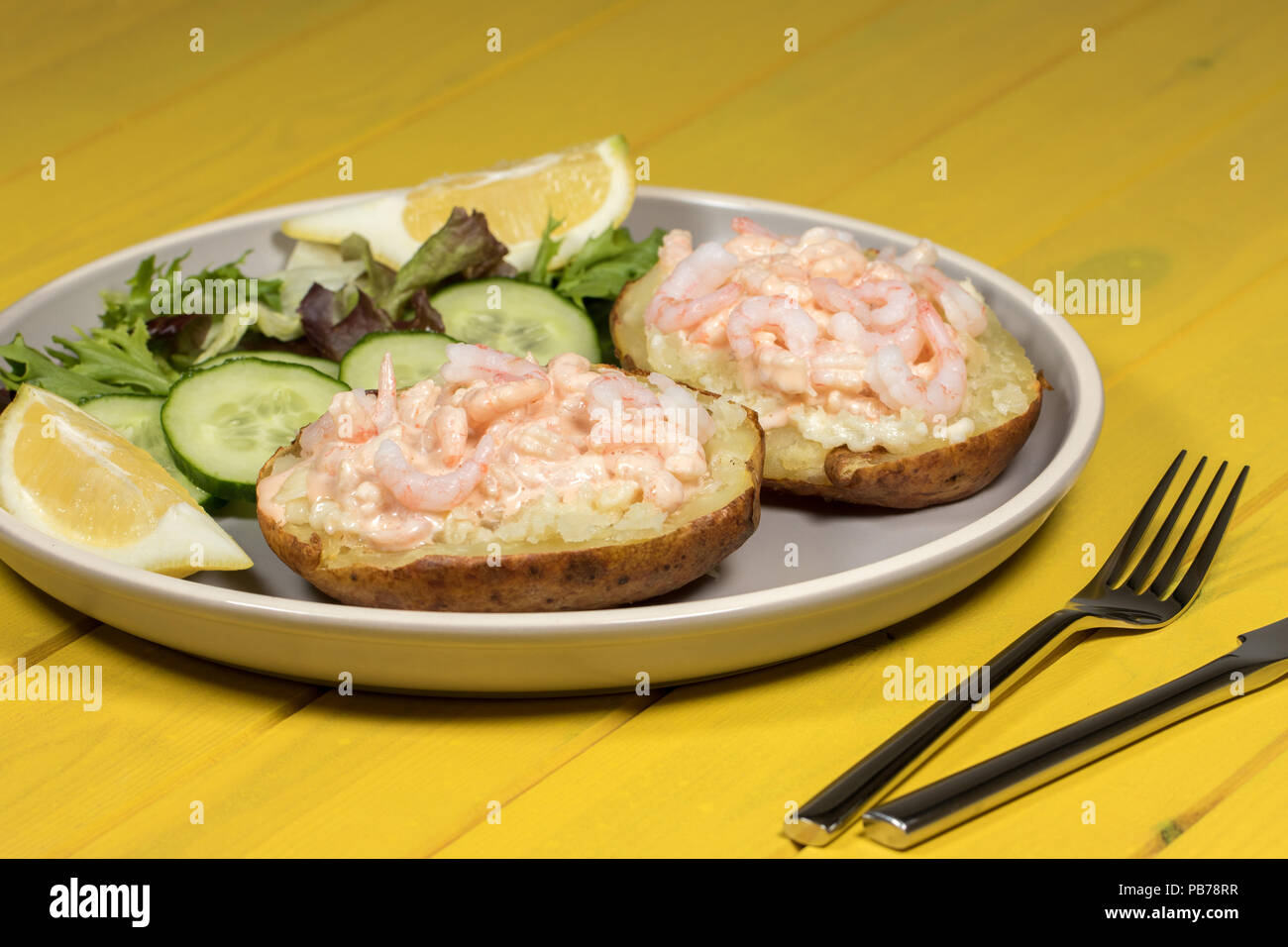 Klassische gesund abnehmen Essen. Garnelen auf Jacke Kartoffel mit Salat Blattsalat. Ernährung kalorienarme Meeresfrüchte von Garnelen in Marie Rose Sauce. Stockfoto