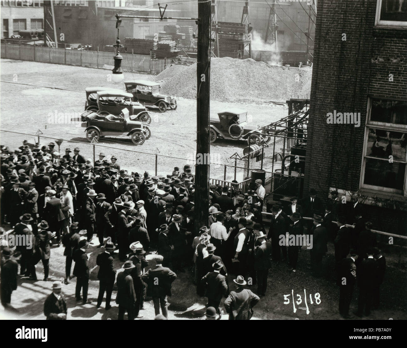 1828 Wagner Electric Company Streik, mehrere Menschen versammelt, außerhalb von Gebäude, einige in der Konfrontation stellt, wie Sie mit einander unterhalten. 3. Mai 1918 Stockfoto