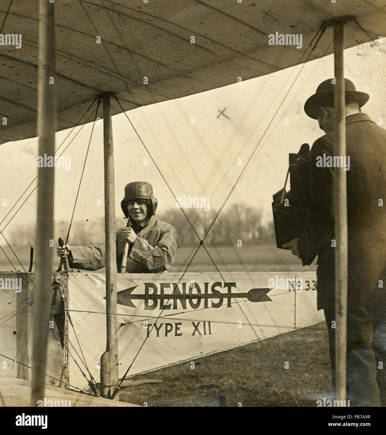 1789 Nicht identifizierte Frau im Cockpit eines Benoist Typ XII Flugzeug sitzen Stockfoto