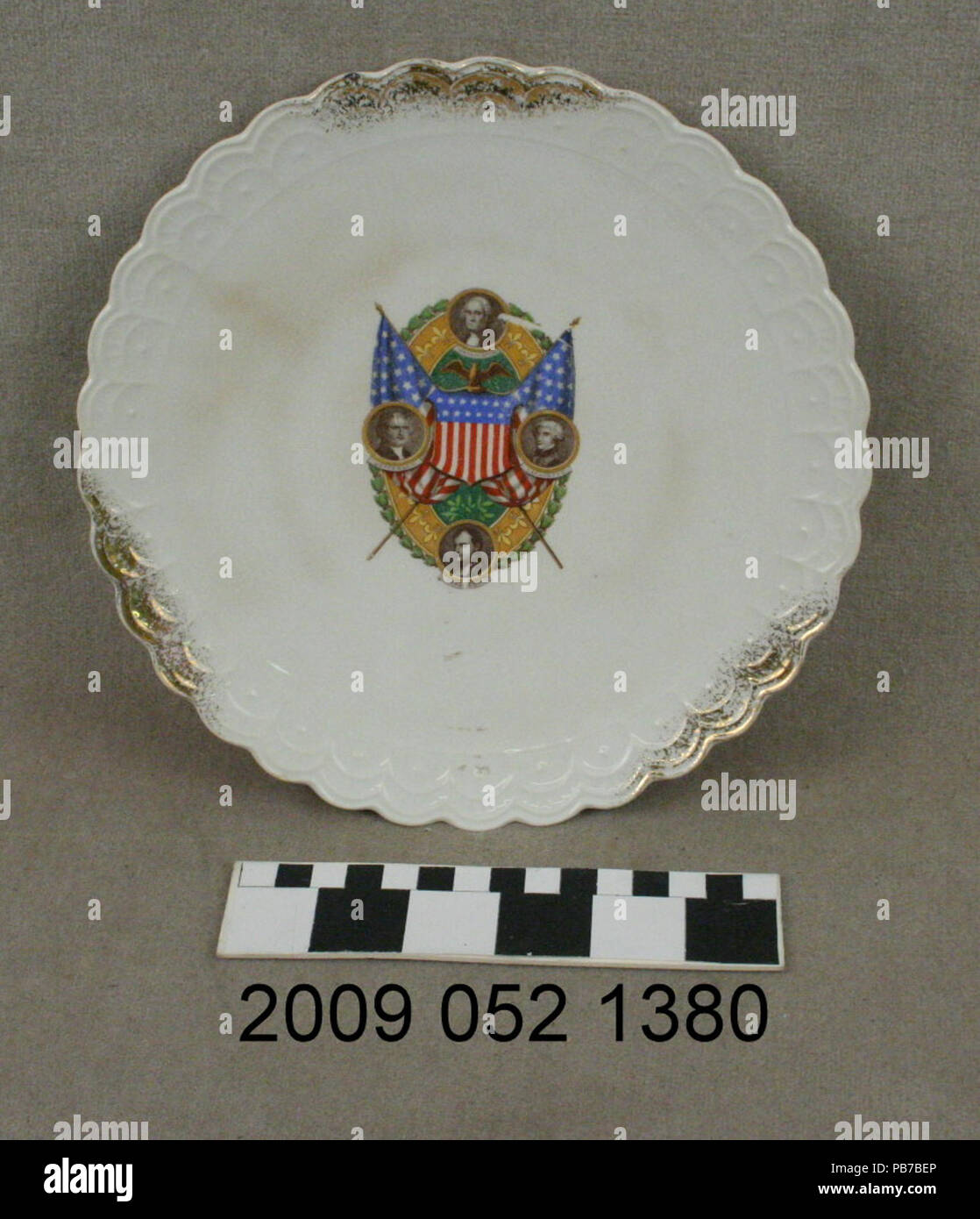 1850 weißer Keramik Platte mit Farbe Transfer von überquert uns Fahnen und Portraits von uns und französische Beamte Stockfoto