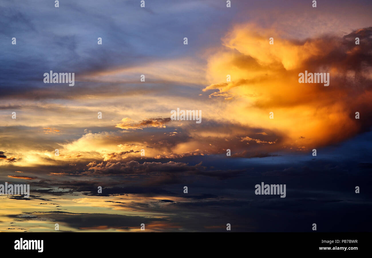 Swirly Wolken eine brillante Sonnenuntergang Himmel Stockfoto