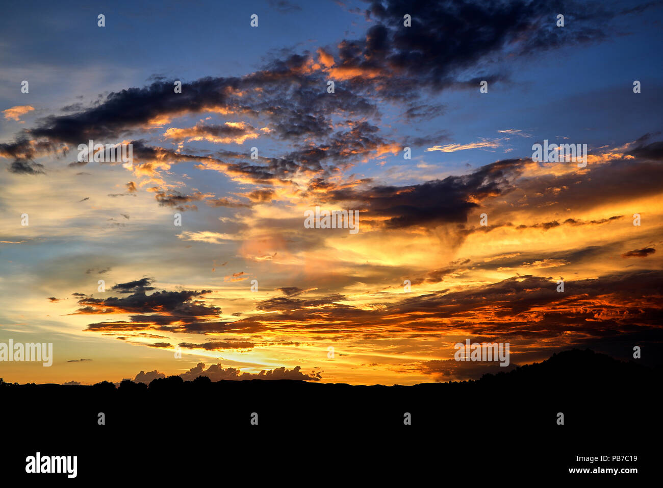 Swirly Wolken eine brillante Sonnenuntergang Himmel Stockfoto