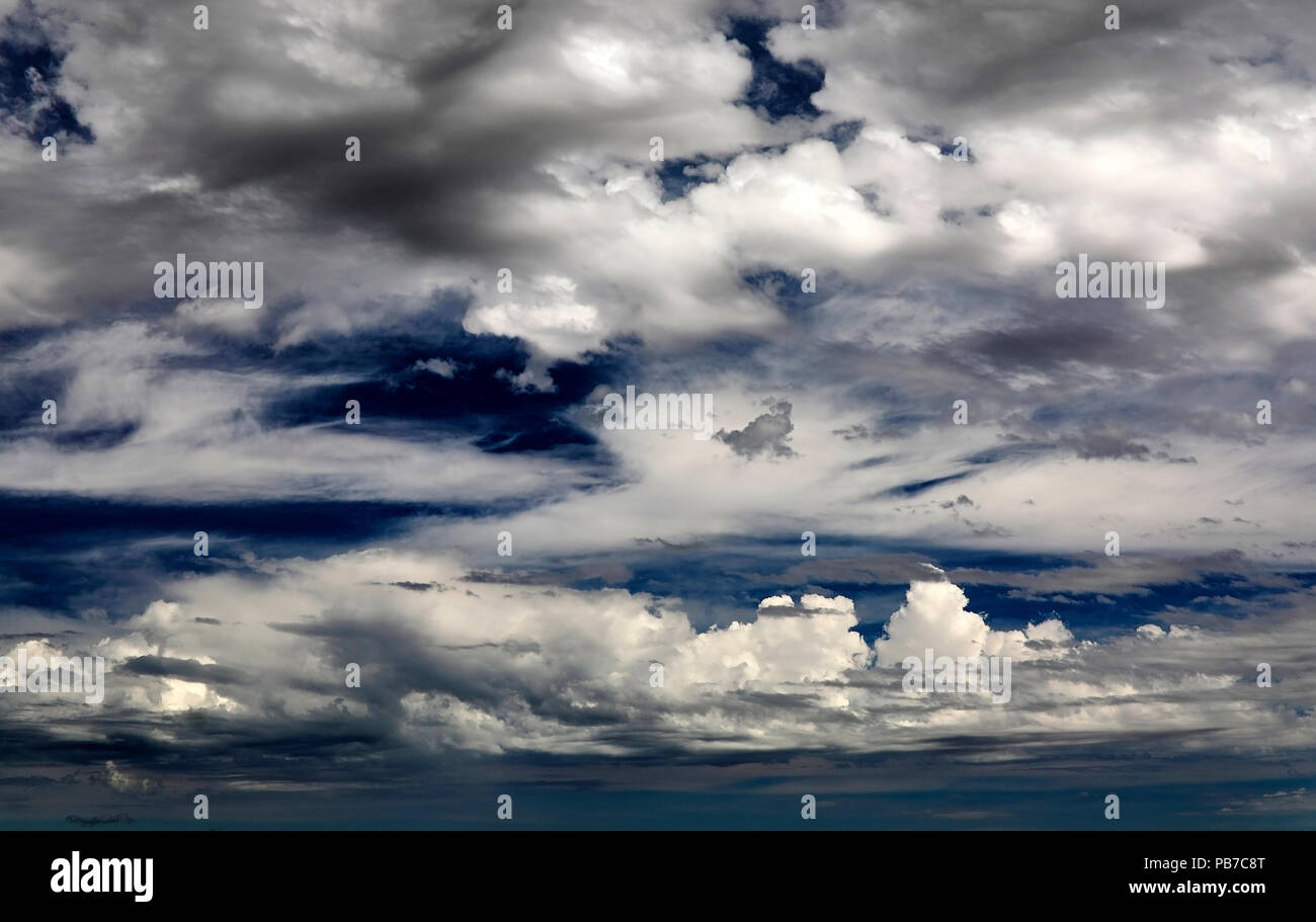 Swirly Wolken im Himmel Stockfoto