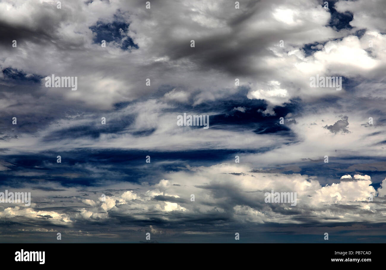 Swirly pralle Wolken im Himmel Stockfoto