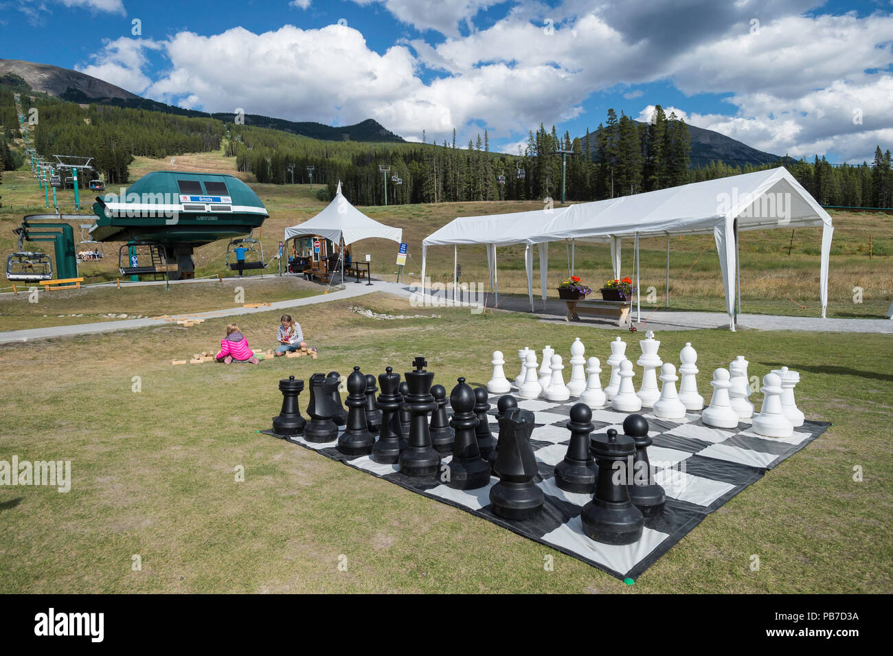 Großes Schachspiel, Lake Louise Ski Hill, Lake Louise, Banff National Park, Alberta, Kanada Stockfoto