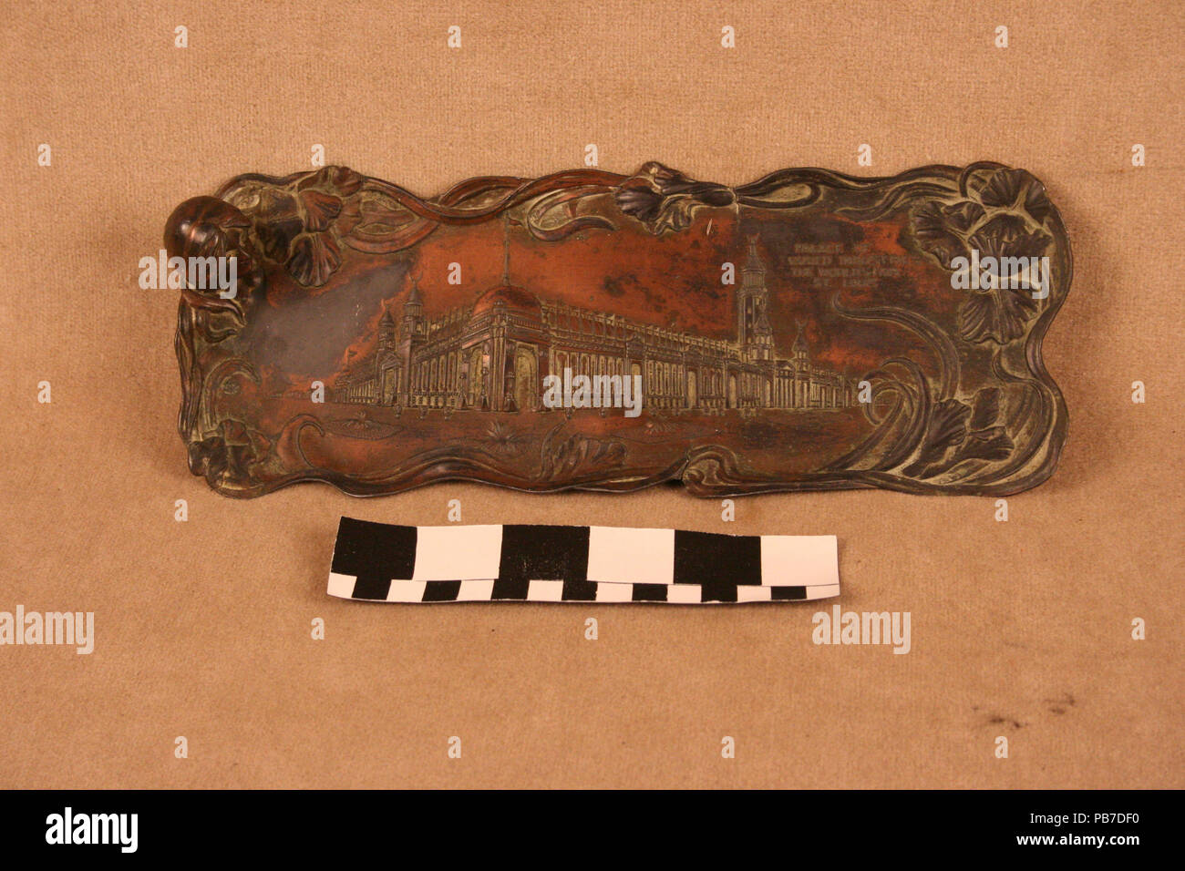 1545 Kleine Wanne aus Metall mit Blick auf den Palast der unterschiedlichsten Branchen und dreidimensionale Damen Kopf auf der Seite Stockfoto