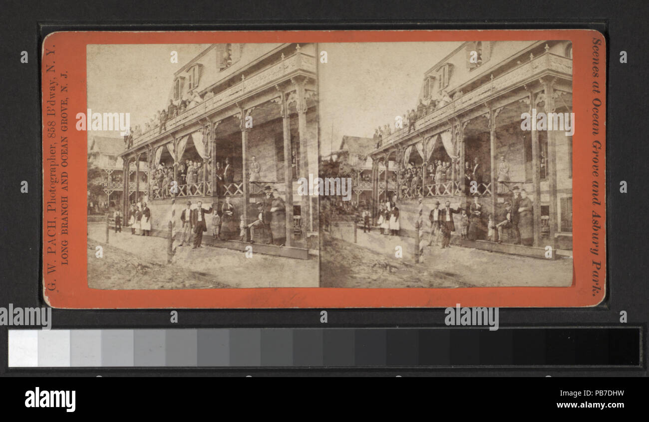 732 Gruppe von Gästen und Personal vor dem Hotel (Nypl b 11707648-G90F 454 030 F) Stockfoto