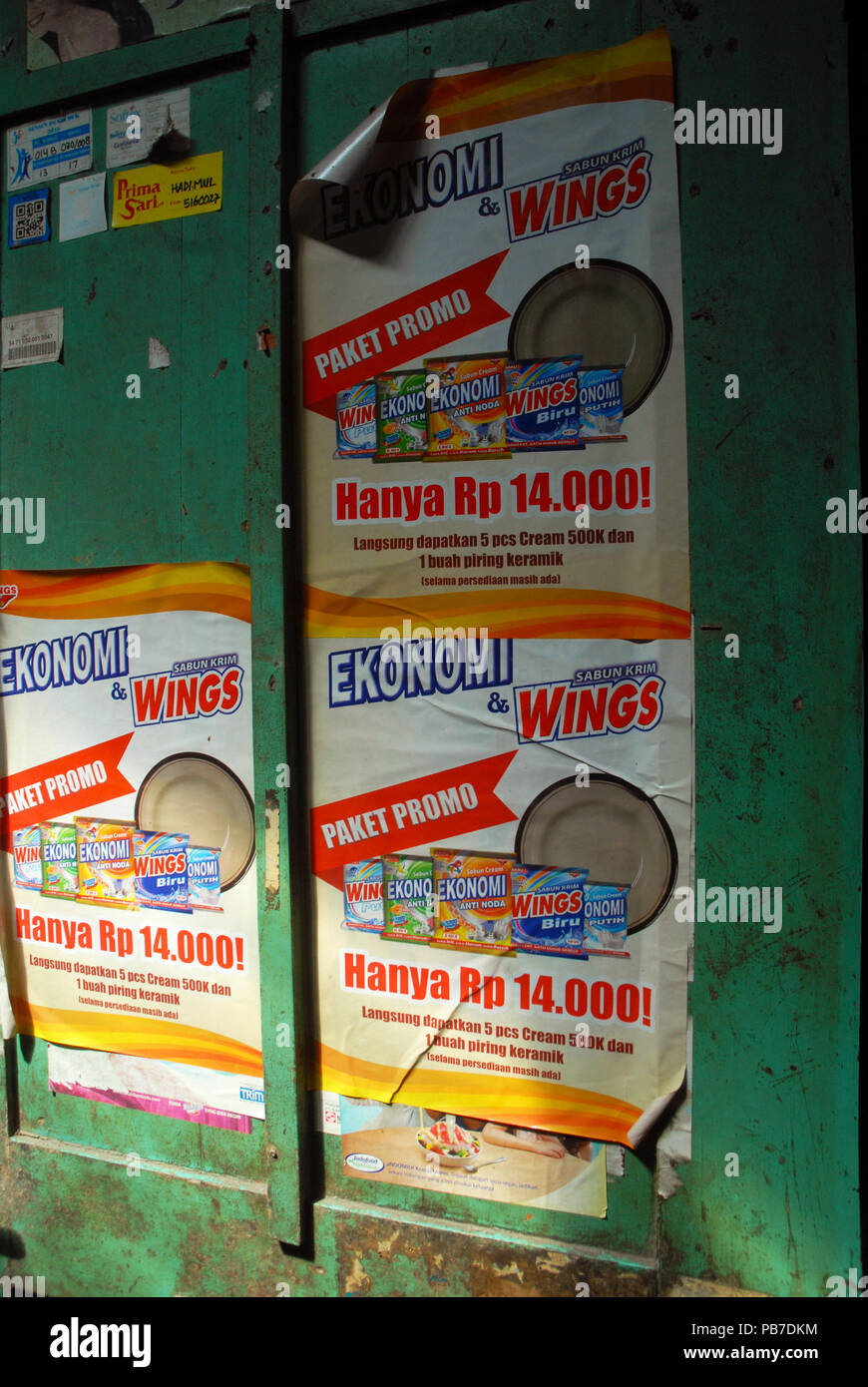 Wings Geschirrspüler Reinigungstabletten Werbung, Prawirotaman, Yogyakarta, Java, Indonesien. Stockfoto