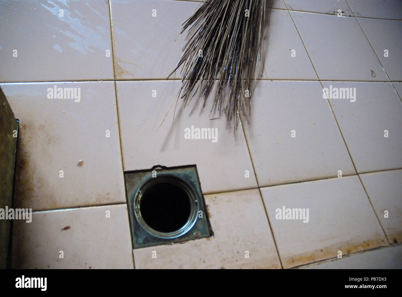 Abfluss im Badezimmer, Yogyakarta, Indonesien. Stockfoto