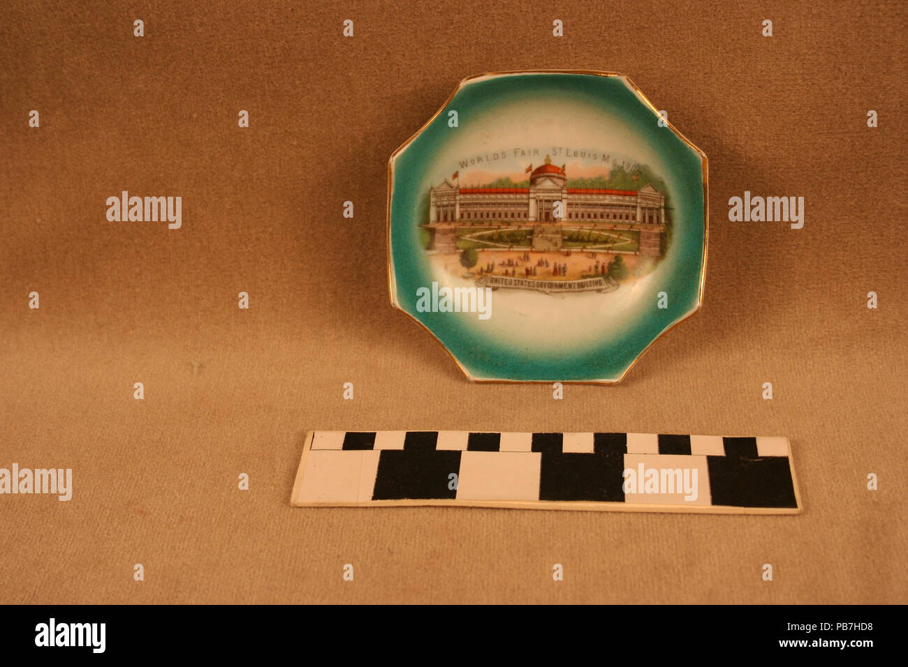 1546 kleine Türkis Keramik Candy Dish mit Farbe Transfer Bild der Regierung der Vereinigten Staaten von Gebäude an der World's Fair 1904 Stockfoto