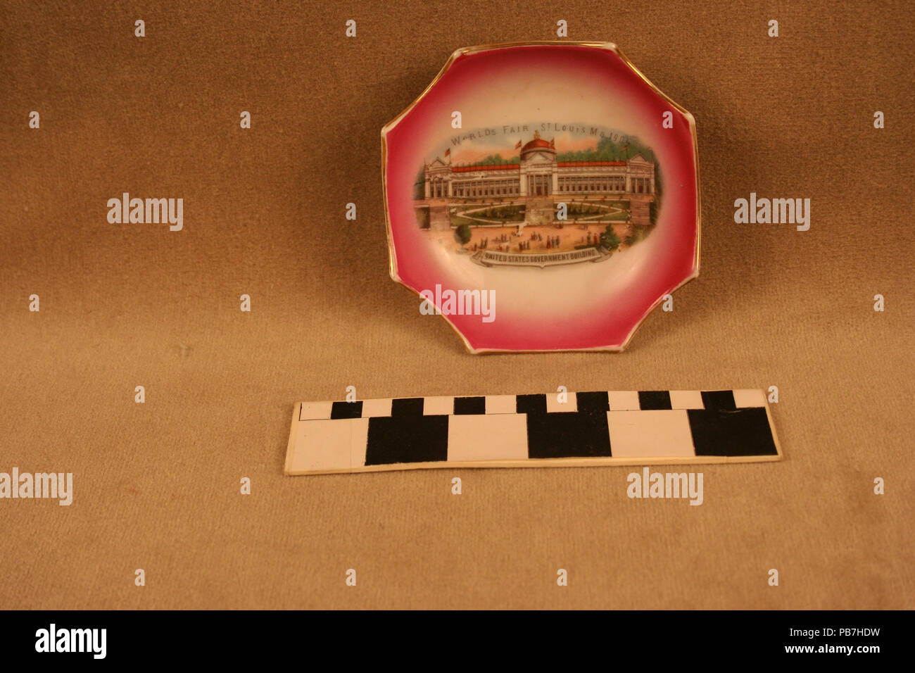 1545 Kleine Magenta Keramik Candy Dish mit Farbe Transfer Bild der Regierung der Vereinigten Staaten von Gebäude an der World's Fair 1904 Stockfoto