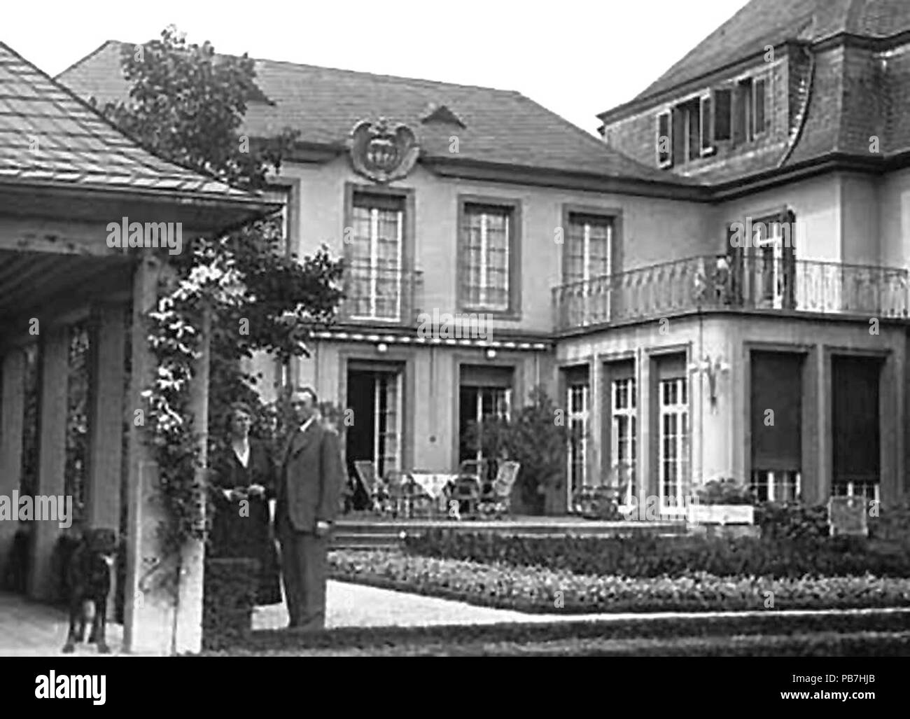 871 Köln - Ehepaar Adenauer vor der Villa Max-Bruch-Straße 6 (Ca. 1915) Stockfoto