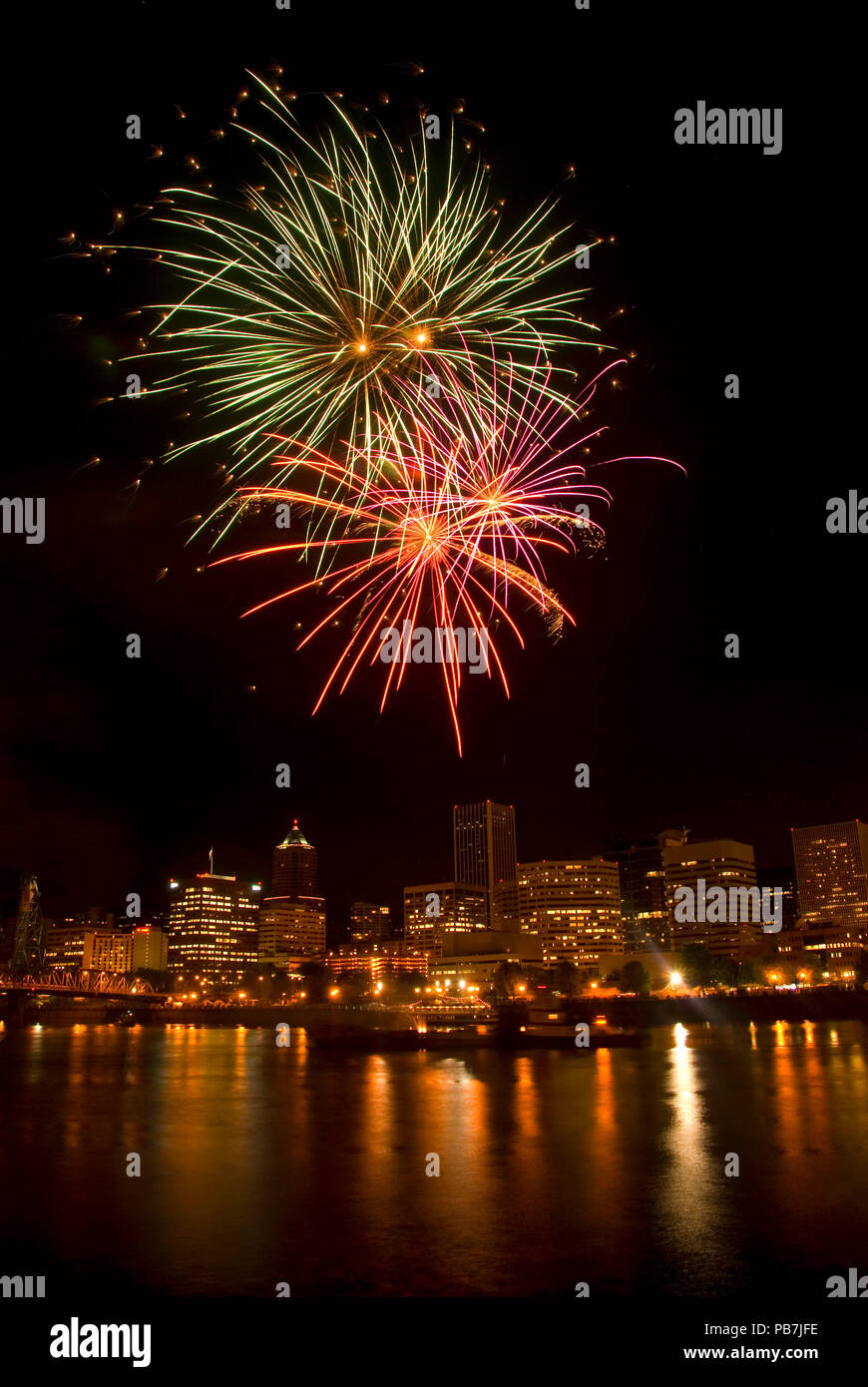 Feuerwerk während Cinco De Mayo Fiesta, Eastside Esplanade, Portland, Oregon Stockfoto