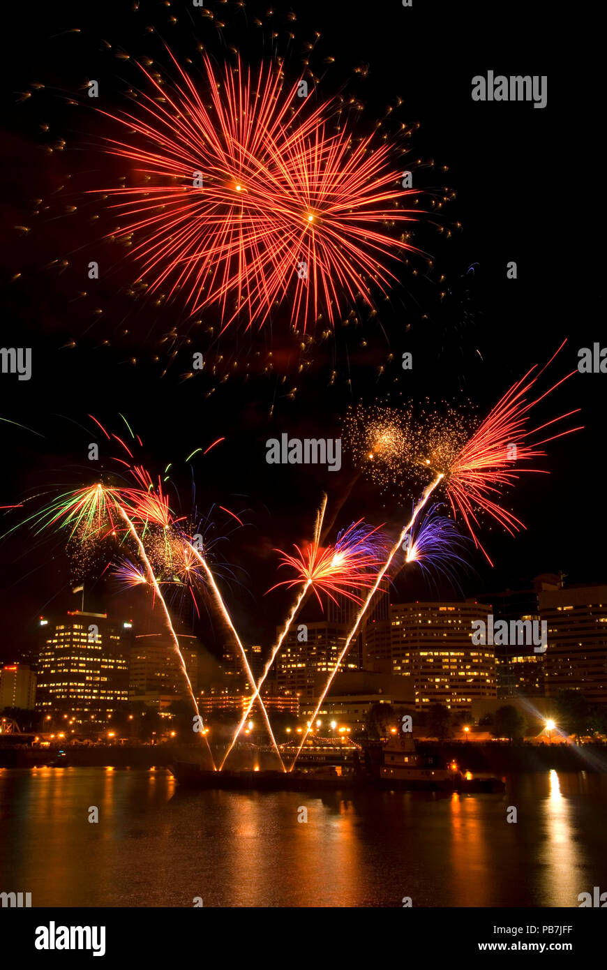 Feuerwerk während Cinco De Mayo Fiesta, Eastside Esplanade, Portland, Oregon Stockfoto