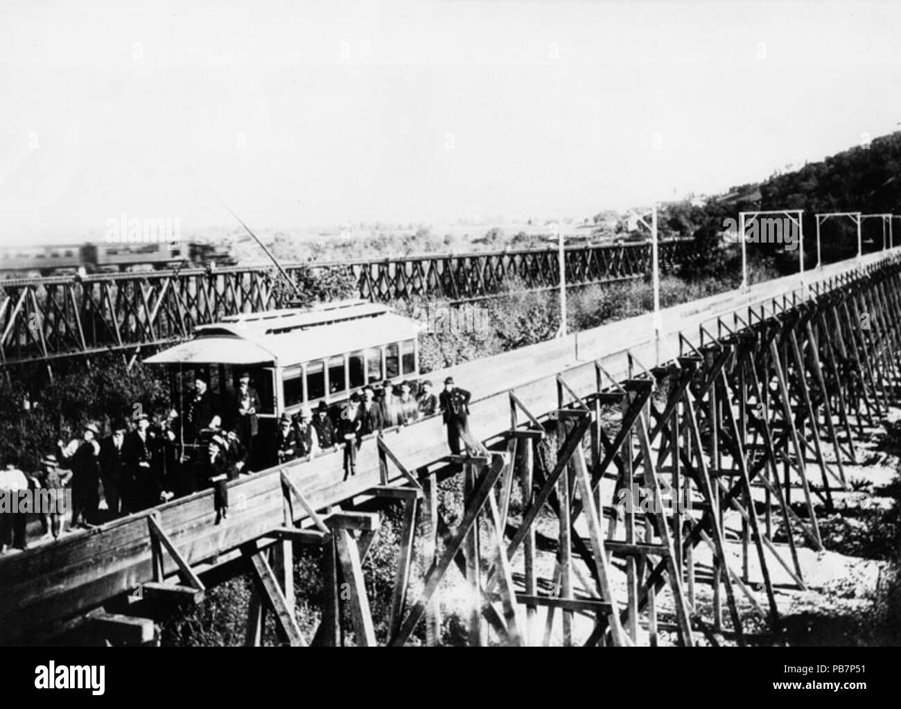 1815 Der erste elektrische Auto über Arroyo Seco in der Nähe der Cawston Straußenfarm am 7. März 1895. Pasadena und Los Angeles Railway Co Stockfoto