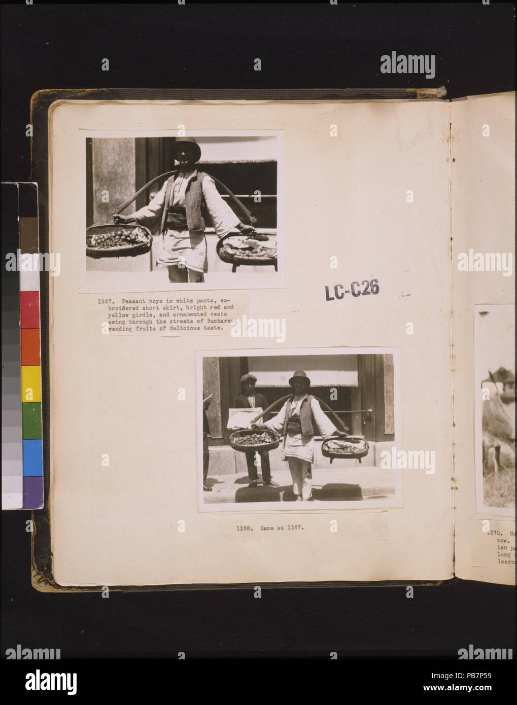 1176 Bauer, Männer in weißen Hosen, bestickte kurzer Rock, hellen roten und gelben Gürtel und Zierpflanzen Westen Schwingen durch die Straßen von Bukarest Getränkeautomat, Früchte der köstliche Geschmack LCCN 2011660149 Stockfoto