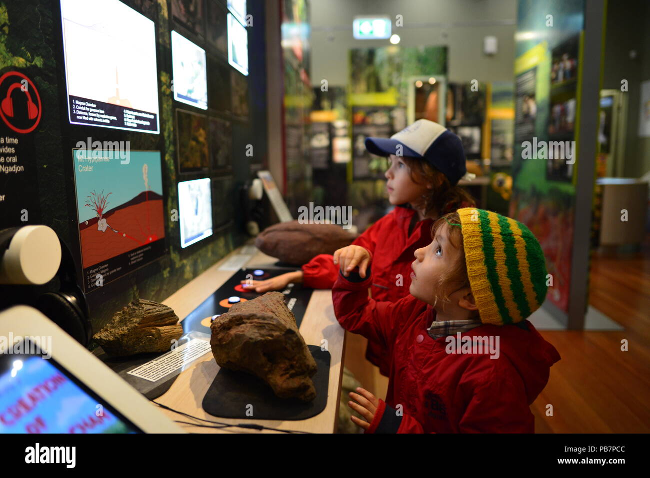 Kinder suchen in Awe am interaktiven Displays an der Malanda fällt Visitor Centre, kostbare Momente, ehrliche, Atherton Tablelands, QLD, Australien Stockfoto