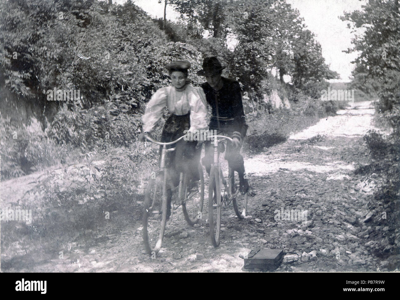 835 John und Maud Dunning Hurck Radfahren auf einem Pfad an Musick's Ferry in St. Louis County, 4. Juli 1897 Stockfoto