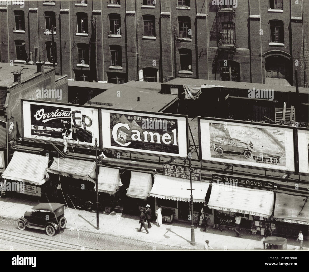 1117 Nordseite der Market Street zwischen dem zwölften und dreizehnten Straßen. Plakate Werbung Zigaretten Camel und Wilson Motor Car Company Line die Dächer einer Geschichte Unternehmen Stockfoto